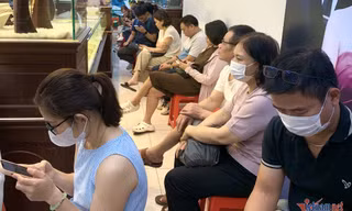 Gần 200 người xếp kín tiệm vàng, người bán muốn 'trao tay' vì sợ chờ lỗ thêm