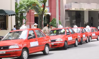 Sài Gòn: Phí trông xe siêu rẻ 5.000đ/ngày, ô tô tràn ra đường