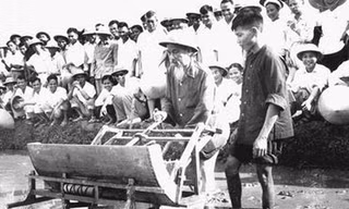 Bác đang cùng bà con nông dân thử nghiệm máy cấy mới ở ngoại thành Hà Nội năm 1961. Ảnh: Tư liệu