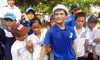 Lê Thái Bình cùng các em thiếu nhi trong chương trình Trung thu yêu thương tại xã Kỳ Sơn, huyện Kỳ Anh