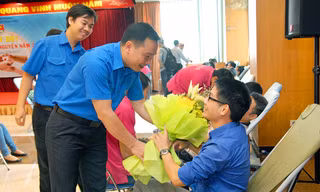 Thường trực Đoàn khối Doanh nghiệp T.Ư tặng hoa động viên đoàn viên hiến máu tình nguyện. ảnh: Dương liên