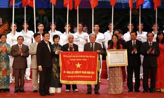 Chủ tịch nước Trương Tấn Sang trao tặng danh hiệu Anh hùng lực lượng vũ trang nhân dân cho Đoàn Thanh niên Cộng sản Hồ Chí Minh Thành phố Hà Nội tối 7/8. Ảnh: Viết Thành
