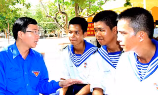 Bí thư T.Ư Đoàn Đặng Quốc Toàn trò chuyện với các chiến sỹ ở Trường Sa