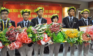Chào đón đội tuyển quốc gia IMO 2014 của Việt Nam trở về từ Nam Phi ở sân bay Nội Bài trưa 14/7 (Phạm Tuấn Huy thứ 2, từ trái sang). Ảnh: Vĩnh Tường