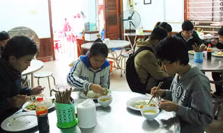Những bữa cơm giá rẻ tiếp sức cho sinh viên nghèo