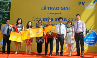 Ông Phạm Huy Tuyên - lãnh đạo Pvcombank cùng các KH may mắn trúng thưởng