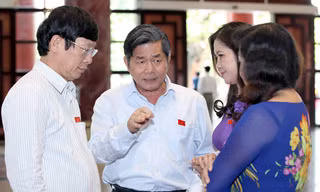 Đại biểu Quốc hội trao đổi bên hành lang kỳ họp. Ảnh: Hồng Vĩnh