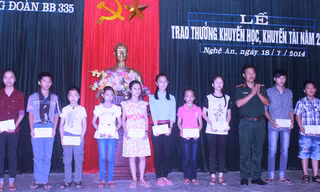 Lãnh đạo, chỉ huy Trung đoàn 335 trao thưởng cho các cháu đạt thành tích cao năm học 2013 -2014