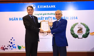 Ông Marcus H. Langtons, Giám đốc khu vực châu Á của tạp chí Euromoney trao giải thưởng Ngân hàng tốt nhất cho ông Lê Hùng Dũng, Chủ tịch HĐQT Eximbank