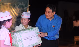 Bí thư thứ nhất T.Ư Đoàn Nguyễn Đắc Vinh trao quà Trung thu cho các em thiếu nhi.