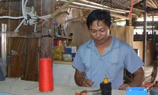 Anh Nguyễn Văn An đang sửa máy đan len. ẢNH: TÙNG HUYÊN