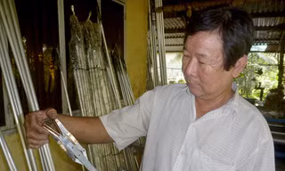 Ông Lê Phước Lộc bên chiếc kéo đa năng