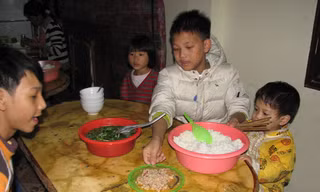 Bữa cơm của những đứa trẻ bơ vơ tại trung tâm. ẢNh: N.H