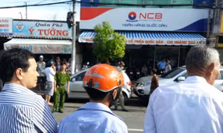 Người dân kéo đến ngân hàng Quốc dân tại Bạc Liêu để đòi nợ. Ảnh: VOV