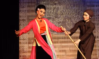 Trích đoạn “Thị Mầu lên chùa” trong chương trình “Nghệ thuật Chèo” phục vụ khách du lịch hàng tuần tại Hà Nội. Ảnh: N.M.Hà