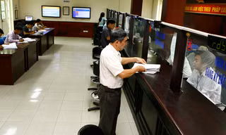 Song hành với việc tinh giản, vẫn phải nâng cao chất lượng đội ngũ công chức, viên chức. Ảnh: Hồng Vĩnh