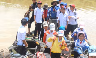 Học sinh hối hả rời đò đến trường