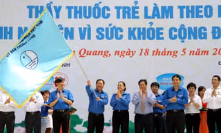 Đồng chí Hà Thị Khiết và anh Nguyễn Đắc Vinh trao cờ xuất quân cho ban chỉ huy Ngày hội. ảnh: Mai Xuân Tùng