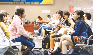 Hành khách bị chậm, hủy chuyến bay phải ngồi chờ ở sân bay Nội Bài-Hà Nội. Ảnh: Ngọc Châu