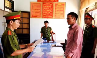 Cơ quan CSĐT Công an Quảng Nam đọc lệnh bắt tạm giam Phó Chủ tịch xã Chơ Chun – ông Zơ Râm Pết vào ngày 2/7/2013. Ảnh: Dân trí