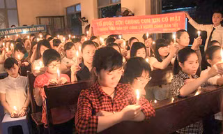 Buổi thắp nến cầu nguyện cho ngư dân và chiến sỹ tại một thánh đường ở Hà Nội
