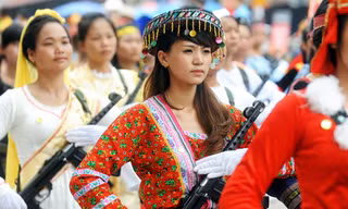 Khối nữ dân quân các dân tộc tại lễ sơ kết diễu binh, diễu hành. Ảnh: Quý Đoàn