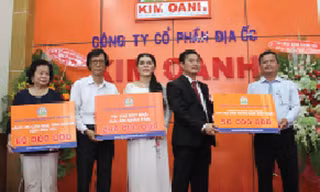 Bà Đặng Thị Kim Oanh tài trợ học bổng cho học sinh ở Bến Cát, Bình Dương