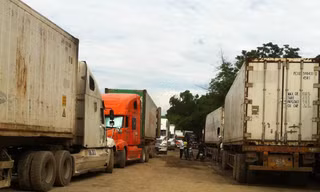 Xe Container chen chúc nhau qua cửa khẩu phụ Bản Vược (Bát Xát - Lào Cai). Ảnh: Hoa Bằng