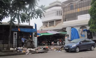 Rác dồn ứ gây ô nhiễm môi trường ở cổng chợ Đông Kinh