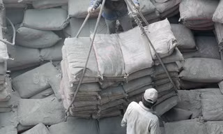 Xi măng trong nước ế ẩm, xuất khẩu giá rẻ. Ảnh: ngọc châu