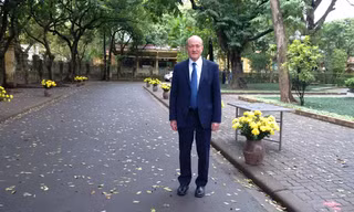 Larry Berman trong vườn nhà tướng Giáp ngày 18/2