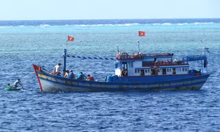 Tàu cá của ngư dân Bình Thuận khai thác hải sản gần đảo Đá Lớn, huyện đảo Trường Sa, tỉnh Khánh Hòa