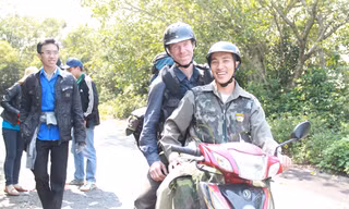 Anh Tuấn hướng dẫn một nghiên cứu sinh người Mỹ tham quan và nghiên cứu tại Sơn Trà