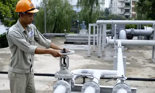 Công nhân đang vận hành tại trạm bơm Trúc Bạch - Hà Nội. Ảnh: Ngọc Châu