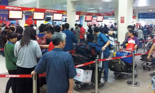 Làm thủ tục tại sân bay Tân Sơn Nhất ngày 4/2