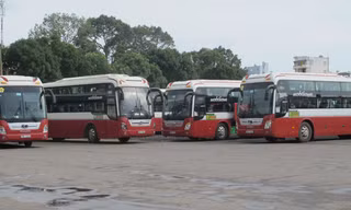 Đoàn xe hợp đồng nhưng chạy như xe khách của Cty Thành Bưởi trên đường Lê Hồng Phong - TPHCM. Ảnh: Bảo An