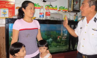 Ba mẹ con chị Vương Thị Hà trò chuyện với Đại tá Trương Công Thế. ảnh: Tuấn Cường