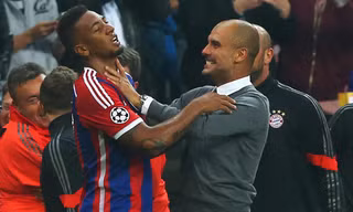Boateng tỏ ra khó thở với cách ăn mừng của thầy. Ảnh: Getty Images 