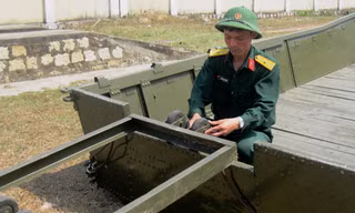 Thiếu úy Dương và sáng kiến giá trượt cho cano, xuồng nhôm lên xuống