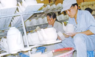Mỗi lần nghe tăng lương, thay vì mừng, đa số NLĐ đều lo. Ảnh: Phong Cầm