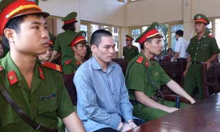 Lý Nguyễn Chung im lặng ngồi chờ đến giờ xét xử.