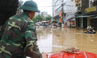 Lực lượng vũ trang tỉnh Lạng Sơn đi thuyền vào giúp dân bị ngập lụt Ảnh: Thắng Trung
