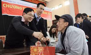 Đại diện Quỹ Thiện tâm tập đoàn Vingroup và báo Tiền Phong tặng quà Tết cho anh Nguyễn Hữu Tuệ, một hộ nghèo tại huyện Hậu Lộc (Thanh Hóa). Ảnh: Trường Phong
