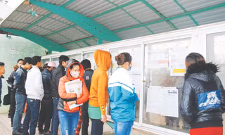 Người lao động tìm kiếm thông tin việc làm tại KCN Bắc Thăng Long, Đông Anh, Hà Nội sáng ngày 10/2. Ảnh: Thanh Hùng