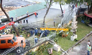 Sự cố gãy cần cẩu tại dự án khu tứ giác Bến Thành đầu năm 2014 làm hư hỏng tường rào bảo tàng Mỹ thuật TPHCM