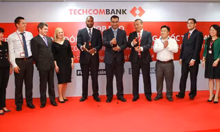 Lãnh đạo Techcombank và đại diện các tổ chức quốc tế trao giải thưởng