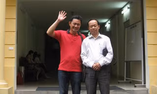 Anh Trần Minh Anh (trái) cùng luật sư sau phiên tòa