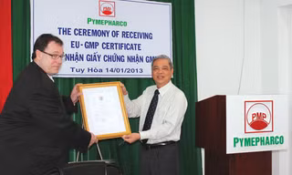 Ông Huỳnh Tấn Nam - Tổng GĐ nhận giấy chứng nhận GMP-EU từ cơ quan quản lý dược phẩm châu Âu