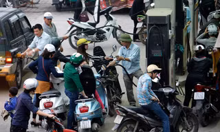 Giá xăng liên tục tăng thời gian qua. Ảnh: Như Ý
