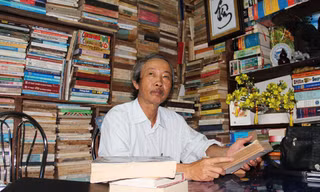  Ông Trương Văn Thông trong thư viện thu nhỏ ở căn nhà của mình